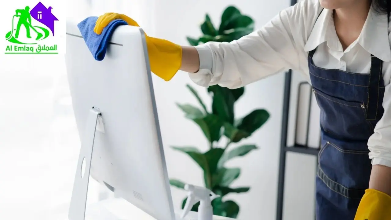 شغالة بالساعة في أم القيوين